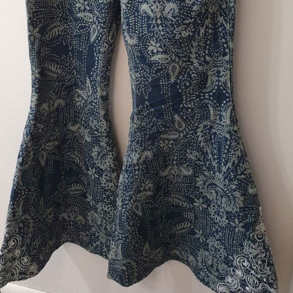 Free People Blue Floral Jeans Flare Style Fashion Women Casual Wear - Picture 3 of 8